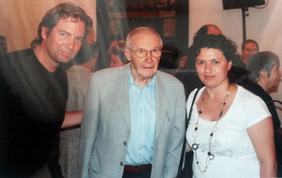Der große ungarische Komponist György Kurtág, mit dem deutschen Komponisten Andreas Staffel und der aserbaidschanischen Komponistin Khadija Zeynalova (Darmstädter Ferienkurse 2008)